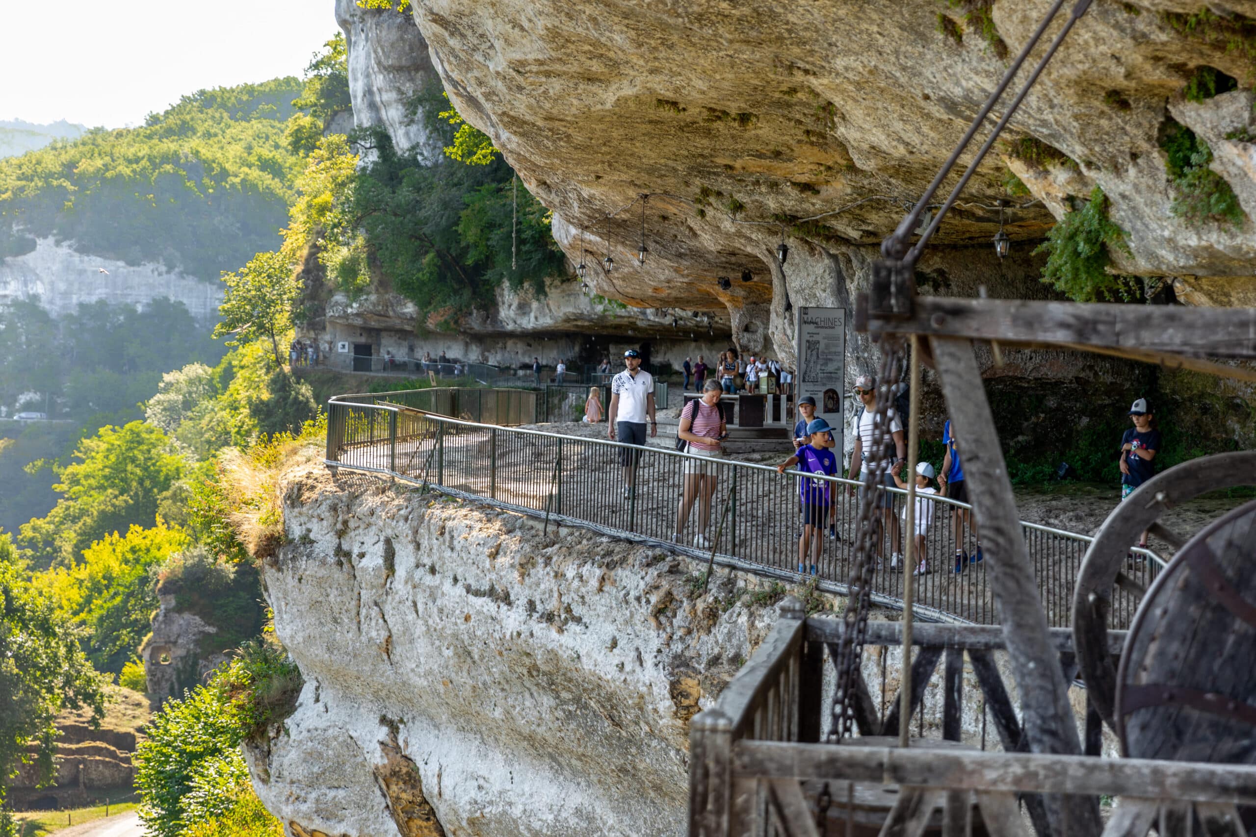 Visitez la Roque Saint-Christophe hors saison : une aventure au cœur de la Vallée de la Vézère