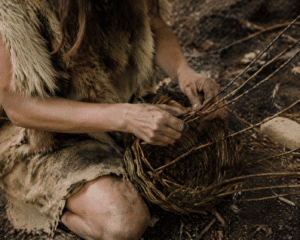 Artisan tressant un panier traditionnel