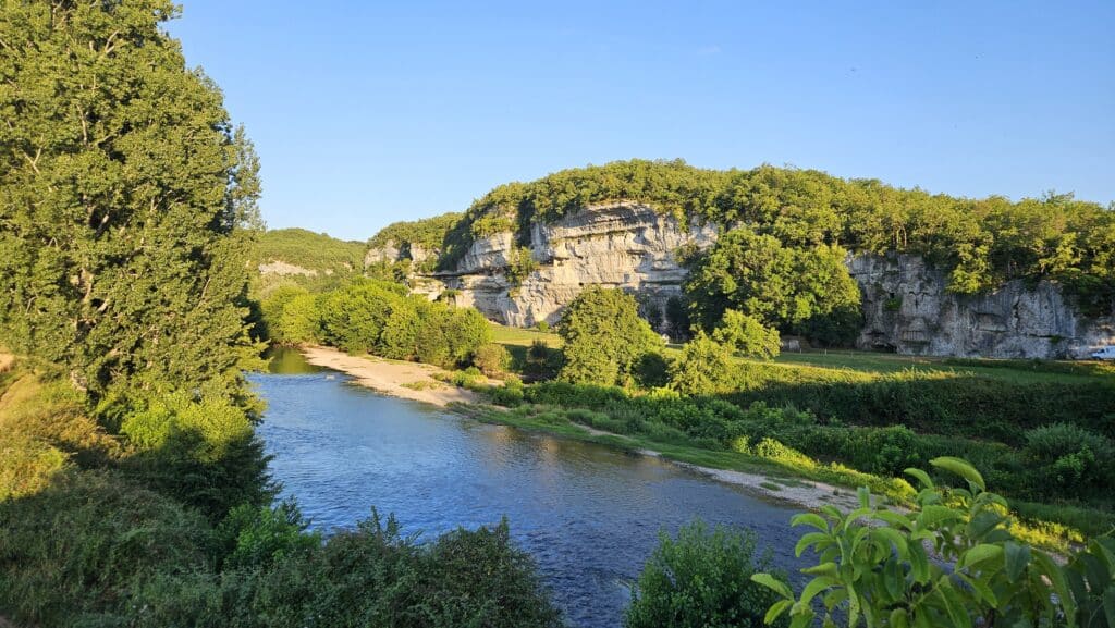 Falaise de la roque saint-christophe en été