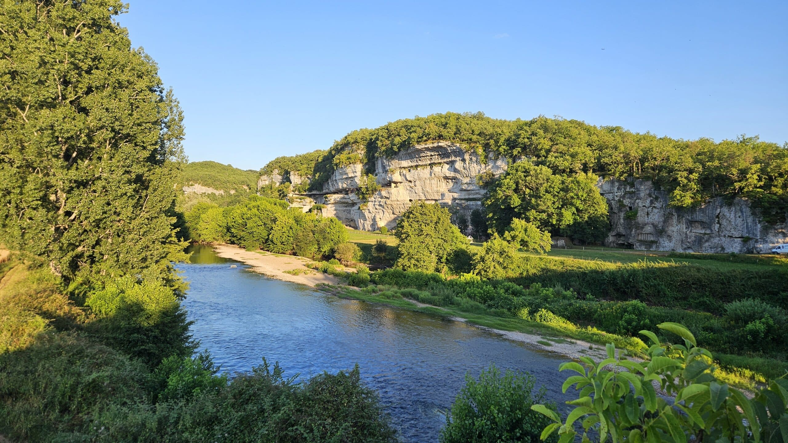 Falaise de la roque saint-christophe en été